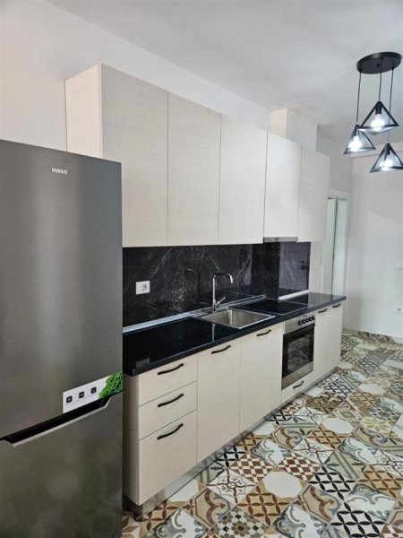 Tirane, jepet me qera apartament 1+1+Ballkon Kati 11, 70 m² 450 € (GOLDEN PARK)