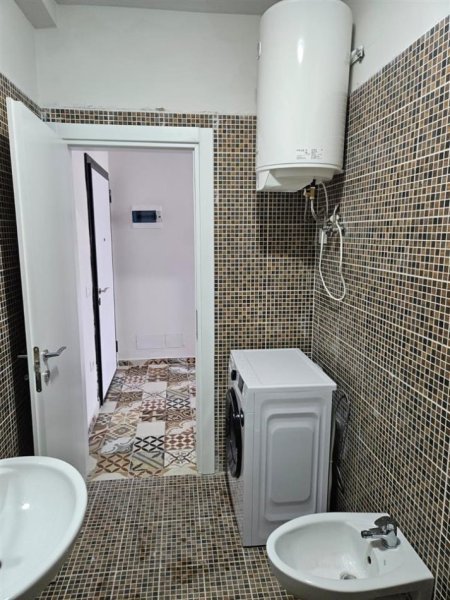 Tirane, jepet me qera apartament 1+1+Ballkon Kati 11, 70 m² 450 € (GOLDEN PARK)