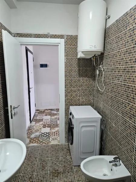 Tirane, jepet me qera apartament 1+1+Ballkon Kati 11, 70 m² 450 € (GOLDEN PARK)