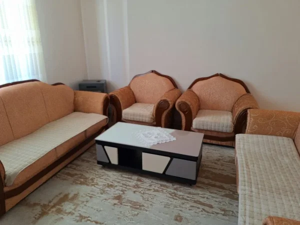 Tirane, shes Divana 200 €