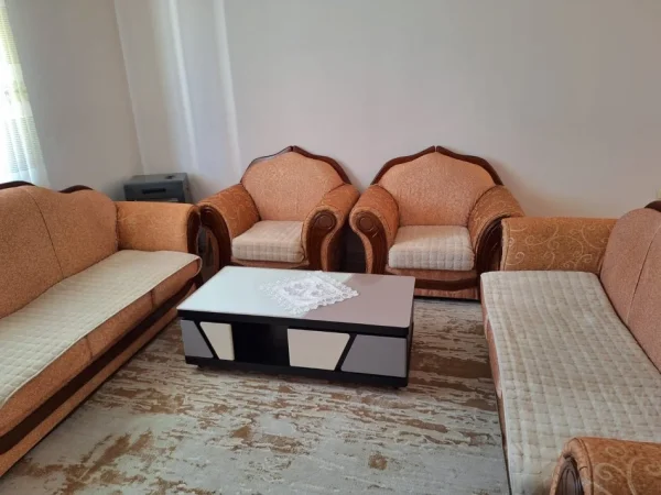 Tirane, shes Divana 200 €