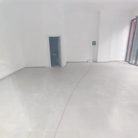 Tirane, jepet me qera ambjent biznesi Kati 0, 190 m² 1.500 € (FARMACIA 10)