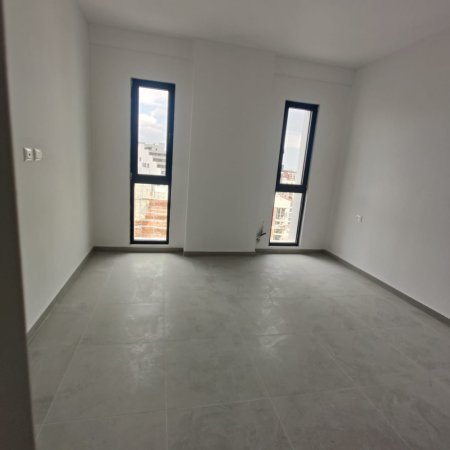 Tirane, jepet me qera apartament 2+1+Ballkon Kati 7, 100 m² 500 € (RRUGA E DIBRES)
