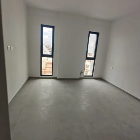 Tirane, jepet me qera apartament 2+1+Ballkon Kati 7, 100 m² 500 € (RRUGA E DIBRES)