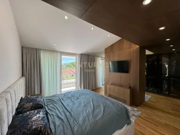 Tirane, shitet Vile 3+1 Kati 3, 340 m² 880.000 € (kodra e diellit)