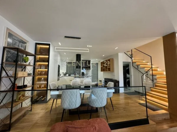 Tirane, shitet Vile 3+1 Kati 3, 340 m² 880.000 € (kodra e diellit)