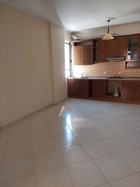 Tirane, jepet me qera apartament 1+1+Aneks+Ballkon Kati 2, 72 m² 450 € (selvia , pazari i ri)