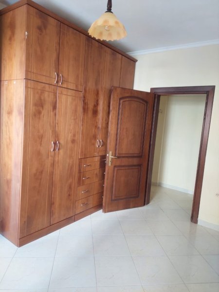 Tirane, jepet me qera apartament 1+1+Aneks+Ballkon Kati 2, 72 m² 450 € (selvia , pazari i ri)