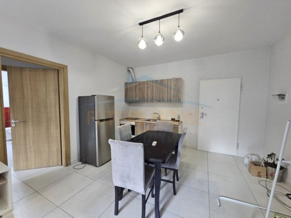 Tirane, jepet me qera apartament 1+1+Ballkon Kati 1, 64 m² 450 € (Rruga e barrikadave)