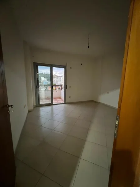 Vlore, jepet me qera apartament 2+1+Ballkon Kati 4, 110 m² 250 € (Transballkanike) rv45364