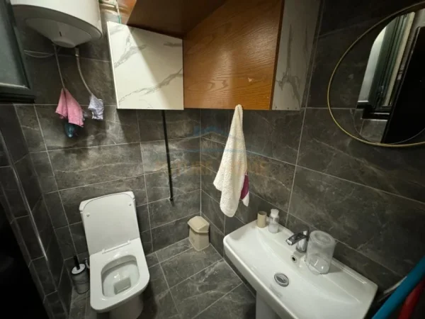 Tirane, jepet me qera ambjent biznesi Kati 0, 50 m² 800 € 