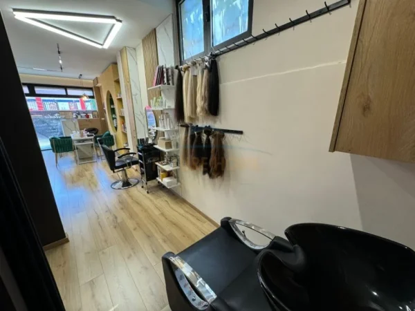 Tirane, jepet me qera ambjent biznesi Kati 0, 50 m² 800 € 