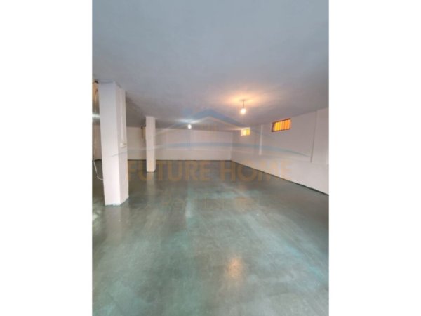 Tirane, jepet me qera magazine Kati 0, 122 m² 500 € 