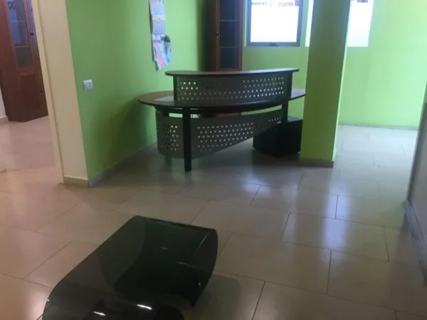 Tirane, jap me qera ambjent biznesi Kati 2, 180 m² 1.800 € (Atostrada Tirane Durres)