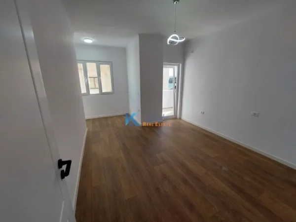 Tirane, shes apartament 2+1+Ballkon Kati 5, 90 m² 185.000 € (Rruga e Dibres)