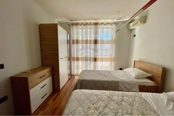 Tirane, jepet me qera 2+1+Ballkon Kati 4, 100 m² 700 € (Bllok)