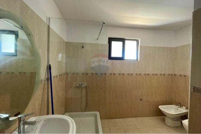 Tirane, jepet me qera 2+1+Ballkon Kati 4, 100 m² 700 € (Bllok)