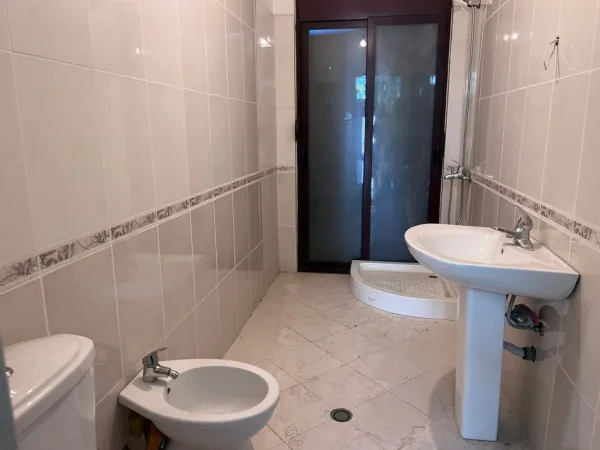 Tirane, jepet me qera apartament 2+1 Kati 4, 120 m² 500 € (Rruga Loni Ligori)