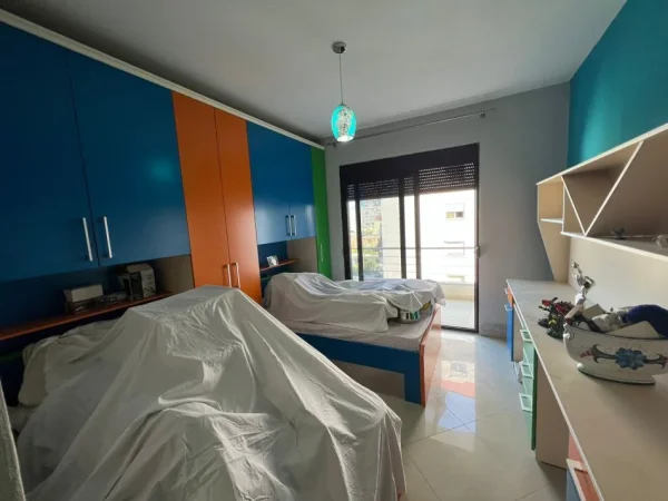 Tirane, jepet me qera apartament 2+1 Kati 4, 120 m² 500 € (Rruga Loni Ligori)