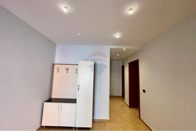 Tirane, jepet me qera apartament 2+1+Ballkon Kati 4, 95 m² 700 € (Libri UNIVERESITAR)