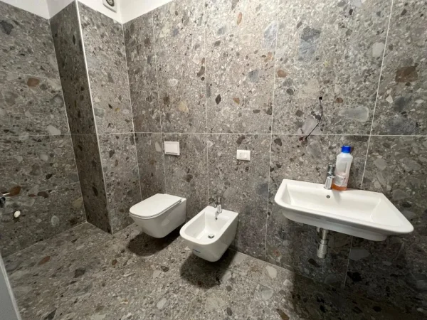 Tirane, jepet me qera zyre Kati 3, 133 m² 1.200 € (Rruga e Kavajes)