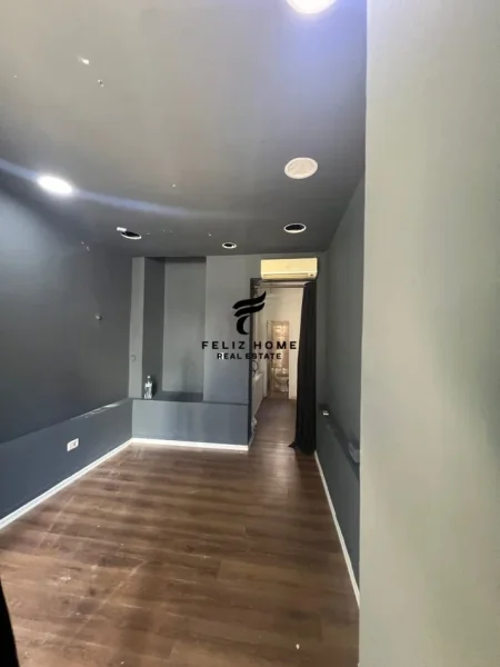 Tirane, jepet me qera dyqan Kati 0, 35 m² 1.000 € (RRUGA MUHAMET GJOLLESHA)