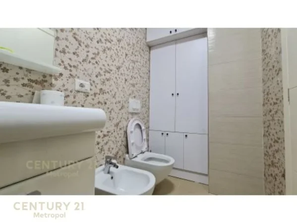 Tirane, jepet me qera apartament Kati 5, 120 m² 1.100 € (qender)