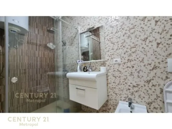 Tirane, jepet me qera apartament Kati 5, 120 m² 1.100 € (qender)