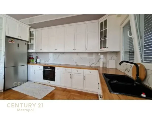 Tirane, jepet me qera apartament Kati 5, 120 m² 1.100 € (qender)