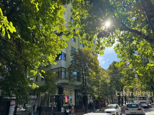 Tirane, shes ambjent biznesi Kati 1, 400 m² (BLLOK)