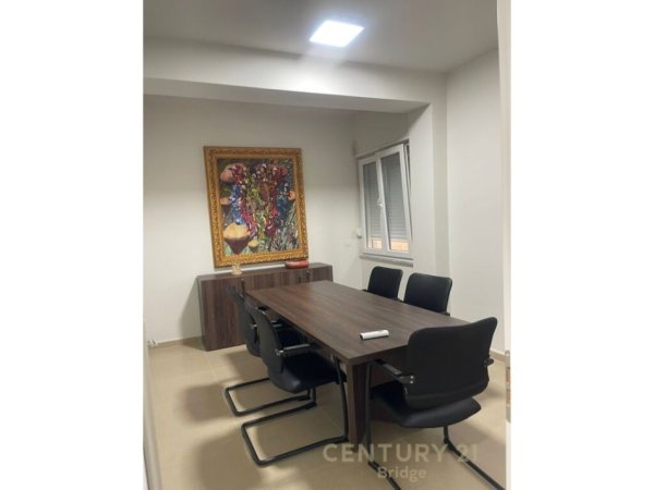 Tirane, jepet me qera apartament 3+1+Aneks+Ballkon Kati 2, 172 m² 2.000 € (RRUGA E KOSOVAREVE)