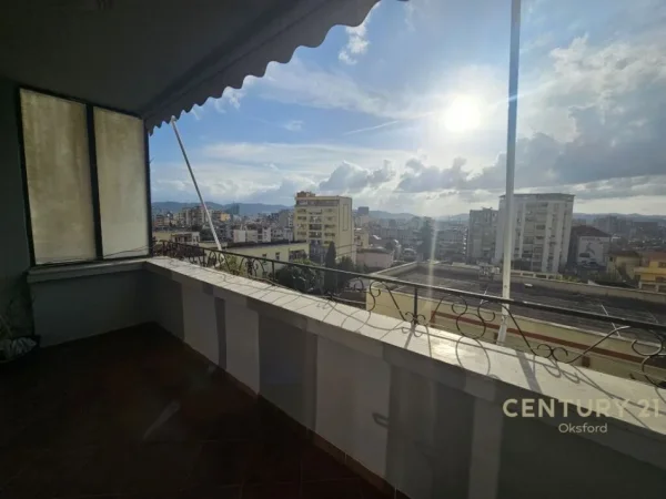 Tirane, jepet me qera Kati 7, 109 m² 700 € (Bulevardi zogu 1)