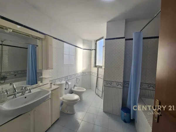 Tirane, jepet me qera Kati 7, 109 m² 700 € (Bulevardi zogu 1)