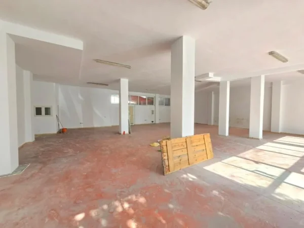 Tirane, jepet me qera ambjent biznesi , 101.810.260 m² 1.800 € (Jordan Misja)