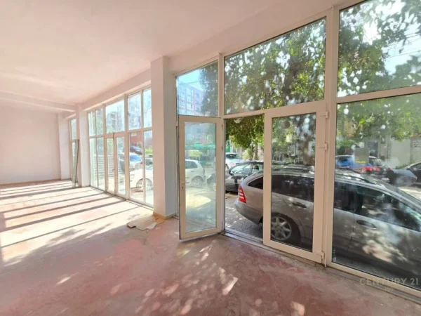 Tirane, jepet me qera ambjent biznesi , 101.810.260 m² 1.800 € (Jordan Misja)