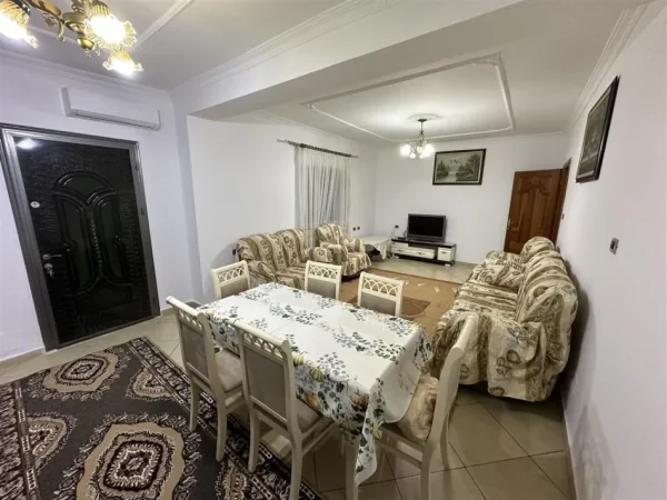 Tirane, jepet me qera apartament 2+1+Ballkon Kati 1, 140 m² 550 € (Rruga 5 maj)