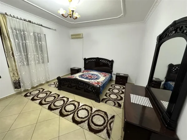 Tirane, jepet me qera apartament 2+1+Ballkon Kati 1, 140 m² 550 € (Rruga 5 maj)