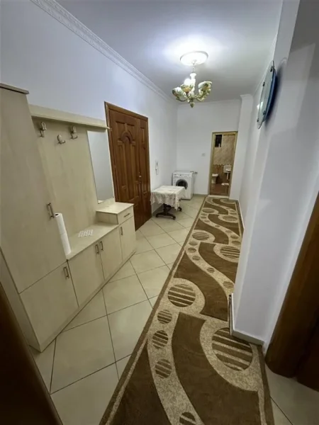 Tirane, jepet me qera apartament 2+1+Ballkon Kati 1, 140 m² 550 € (Rruga 5 maj)