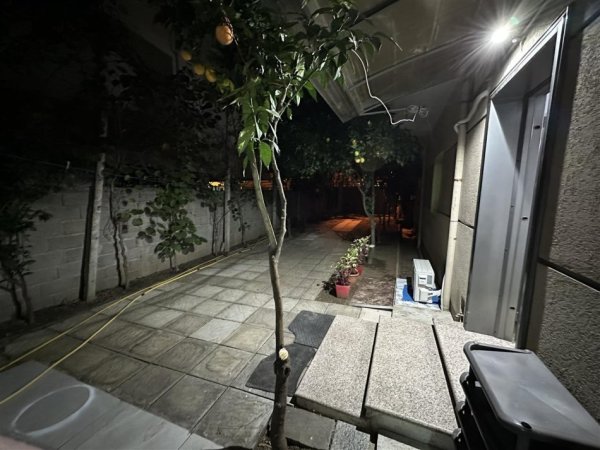 Tirane, jepet me qera apartament 2+1+Ballkon Kati 1, 140 m² 550 € (Rruga 5 maj)