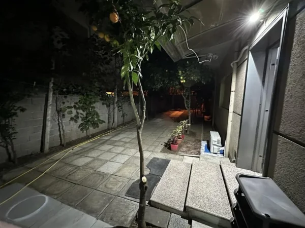 Tirane, jepet me qera apartament 2+1+Ballkon Kati 1, 140 m² 550 € (Rruga 5 maj)