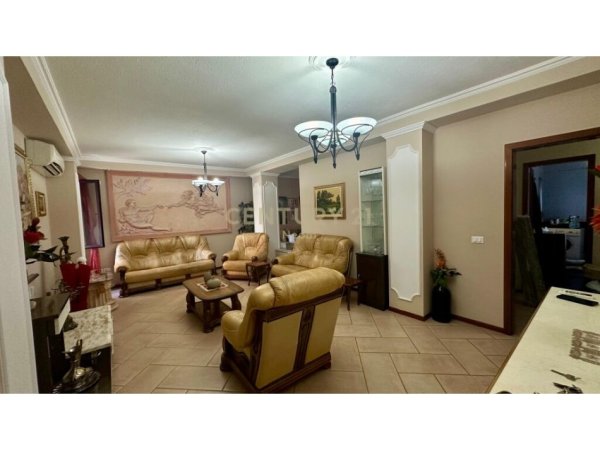 Tirane, shes apartament 2+1+Aneks+Ballkon Kati 3, 125 m² 325.000 € (rruga e kavajes)