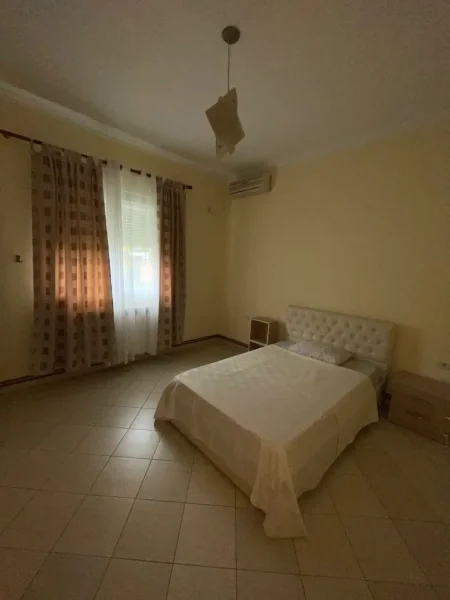 Tirane, jepet me qera Vile 5+1+Aneks+Ballkon Kati 1, 711 m² 2.000 € (Selite)