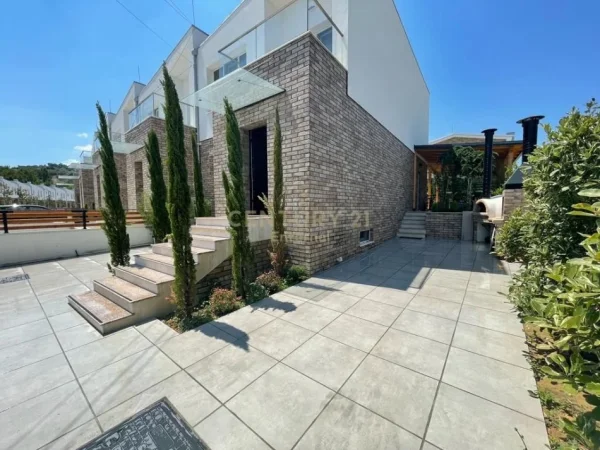 Tirane, jepet me qera Vile 3 Katshe Kati 3, 400 m² 3.000 € (Rezidenca ELYSIUM)