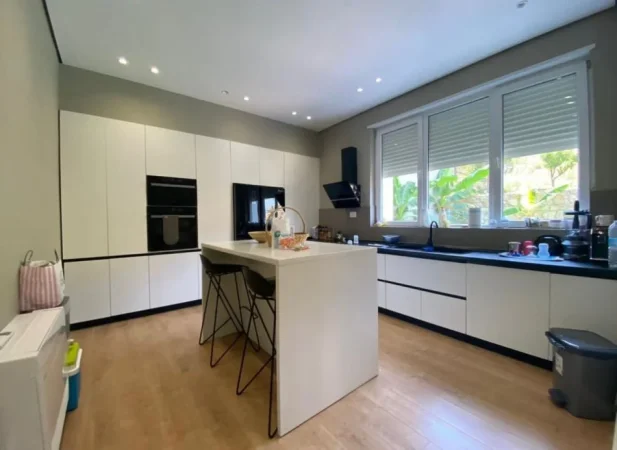 Tirane, jepet me qera Vile 3 Katshe , 462 m² 3.000 € (secret garden)