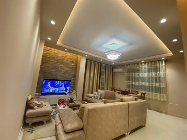 Tirane, jepet me qera apartament 2+1+Ballkon Kati 3, 117 m² 550 € (Fresk prane Restorant Fresku.)