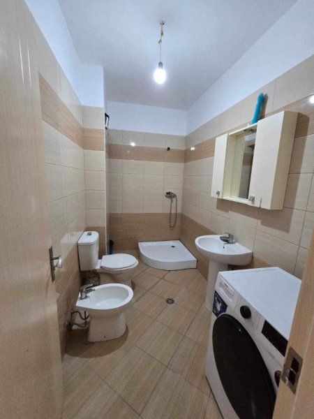 Durres,JEPET ME QERA apartament 2+1+Ballkon , (DURRES PRANE SHKOLLES PAVARSIA)