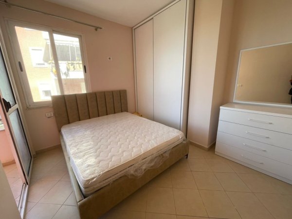 Tirane, jepet me qera apartament 1+1 Kati 3, 70 m² 350 € (Rruga Shefqet Kuka)