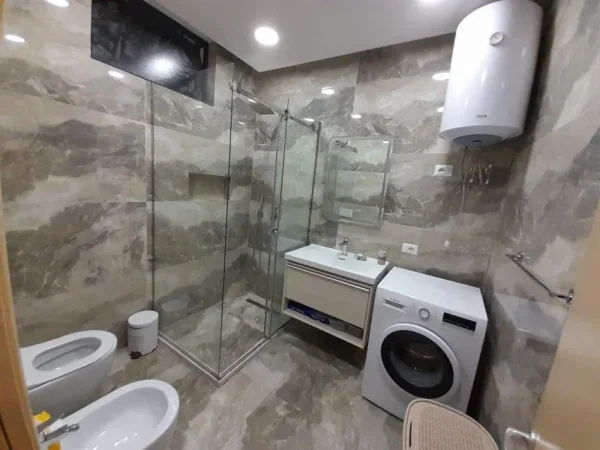 Tirane, jepet me qera apartament 2+1+Ballkon Kati 3, 117 m² 550 € (Fresk prane Restorant Fresku.)