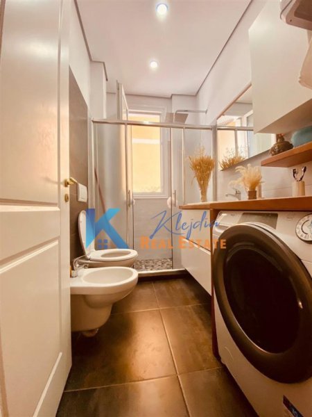 Tirane, jap me qera apartament 2+1+Ballkon Kati 1, 89 m² 800 € (Liqeni i Thate)