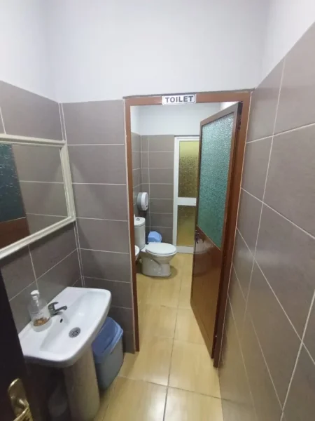 Tirane, jepet me qera ambjent biznesi Kati 0, 82 m² 1.000 € (Stadiumi Dinamo)